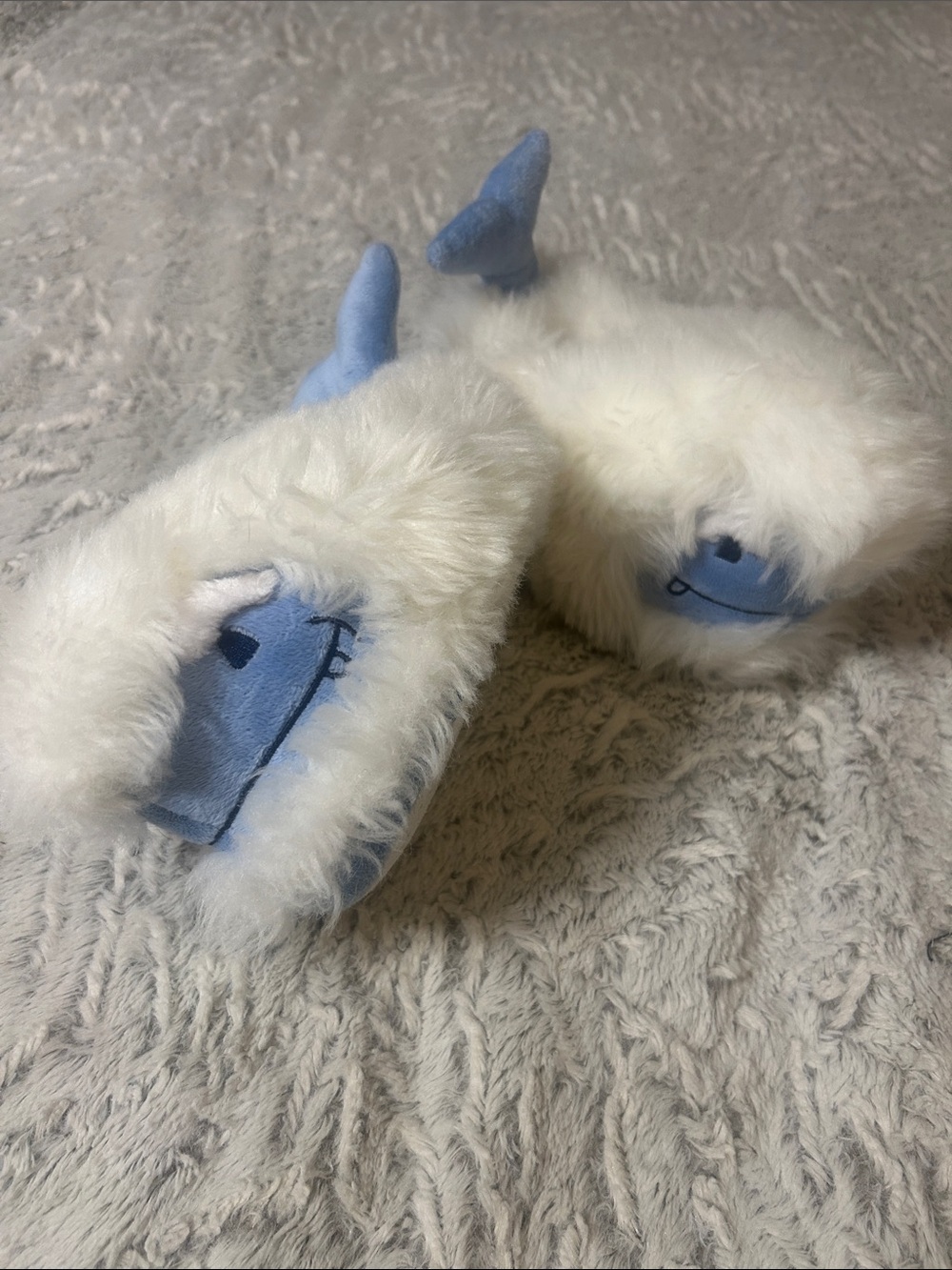 Vineyard Vines Plush Blue Yeti Slippers with White Faux Fur Trim